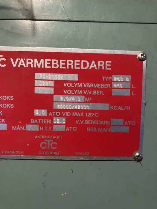 Röd etikett på värmeberedare från CTC med tekniska specifikationer som typ, volym och effekt.