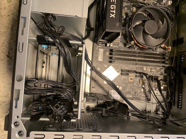 Datorens insida med moderbräda, kablar och fläkt synliga. Kablar kopplade till olika ställen, diskussion om strömförsörjning i texten.