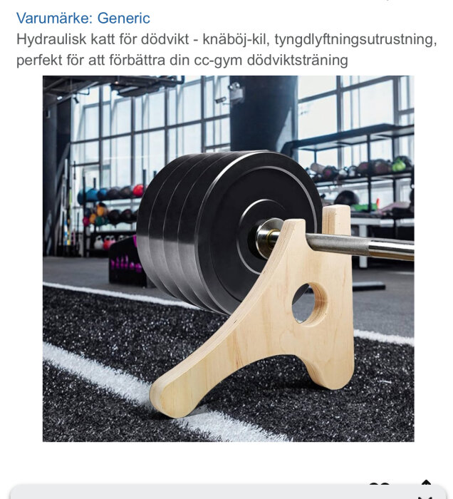 Hydraulisk knäböj-kil i plywood med stång och vikter, placerad i ett gym.