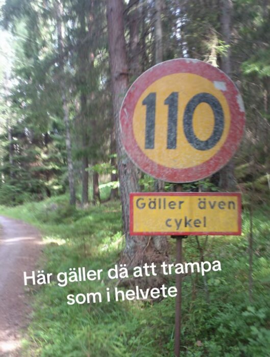 Skylt i skogen med hastighetsgräns 110, "Gäller även cykel" och texten "Här gäller då att trampa som i helvete" nedanför.