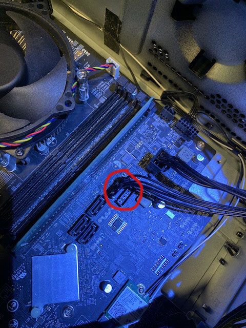 Moderkort i en dator med en röd cirkel markerande en specifik port för anslutning.