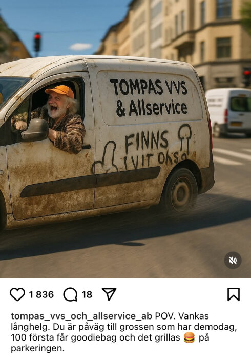 Sprucken vit företagsbil med texten "TOMPAS VVS & Allservice" och graffiti, körs av en glad äldre man i stadsmiljö.