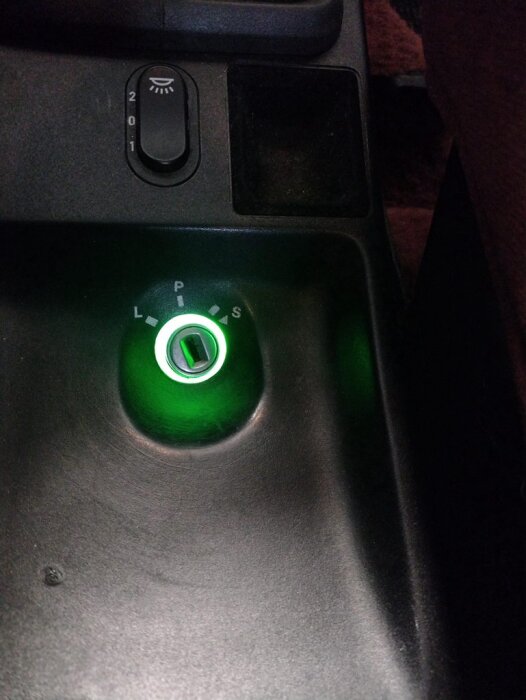 Nyckelhål i en bils instrumentpanel, upplyst av en grön LED-ring som ersatt den ursprungliga glödlampan, med ljus diffusor som jämnar ut ljuset.