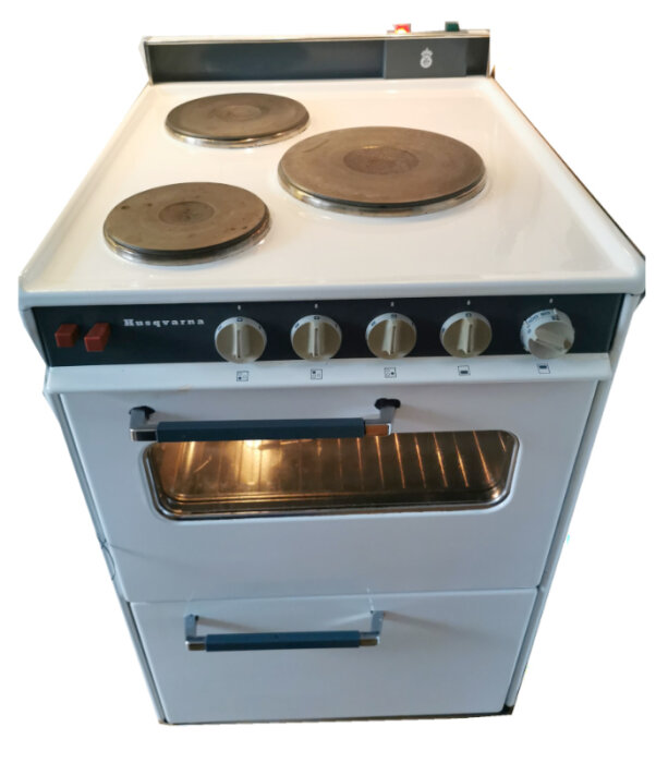 55 cm bred spis från Husqvarna med tre gjutjärnsplattor, ugn och ramp med signalljus.