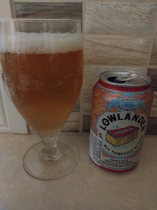 Ett glas öl bredvid en burk märkt Lowlander.