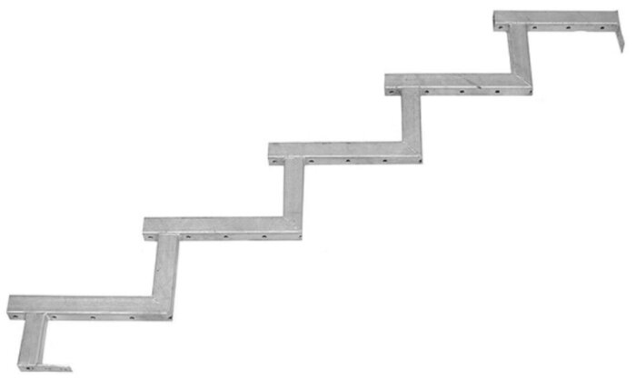 Galvaniserad trappräls i zickzack med fem steg, används som vangstycke i trappbyggnationer.