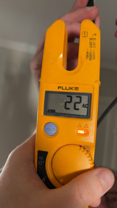 Multimeter visar 22 volt mellan ledningar.