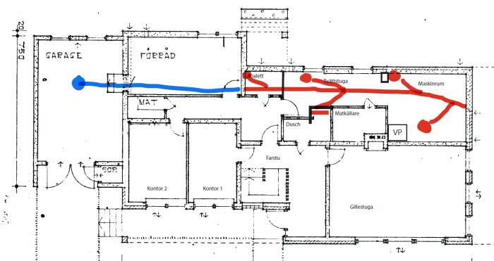 Planritning av källare med olika rum. Röda streck visar ändringar i avloppet; blått streck markerar avloppsstam under golv.