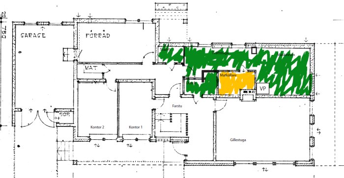 Planritning av en källare med färgkoder: grönt för nya golvvärmeområden, gult för matkällare, med rum som garage, förråd, och tvättstuga markerade.