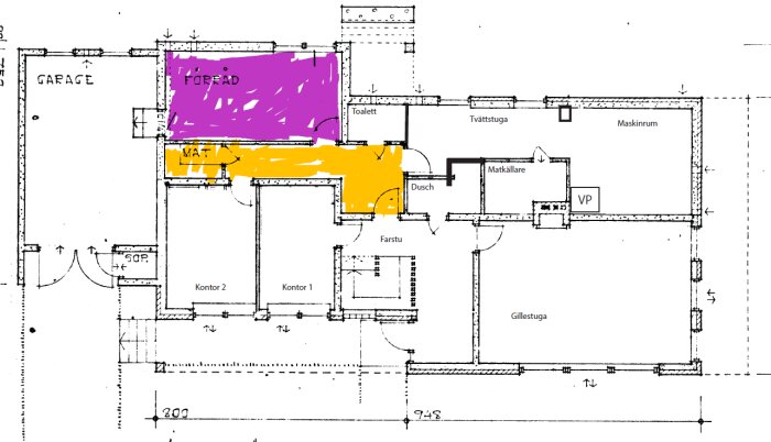 Planlösning av källare med olika färgmarkerade rum för renovering; lila hobbyrum och gult matkällare och korridor.