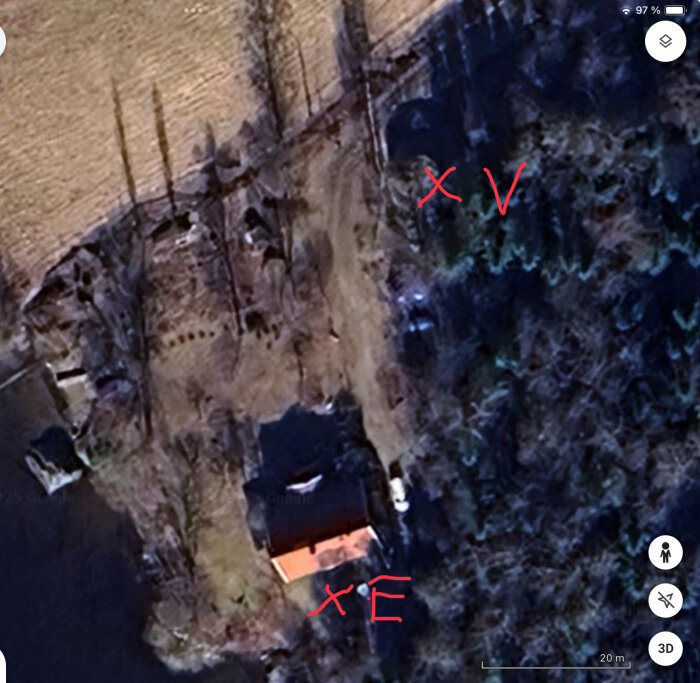 Satellitbild över hus och omgivning med markeringar för energibrunn (E) och vattenbrunn (V), omgivna av träd och öppet landskap.