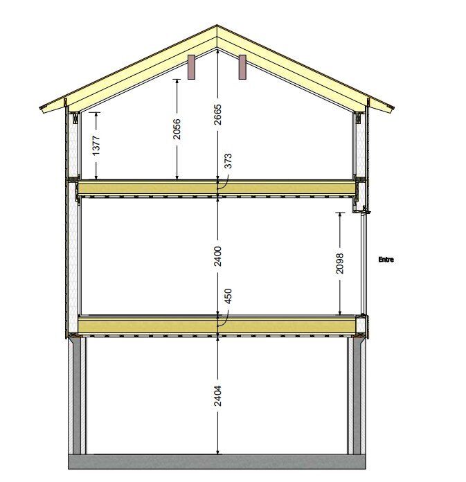 Ritning av ett hus med murad källare, två våningar och sovloft, visande mått och strukturella detaljer.