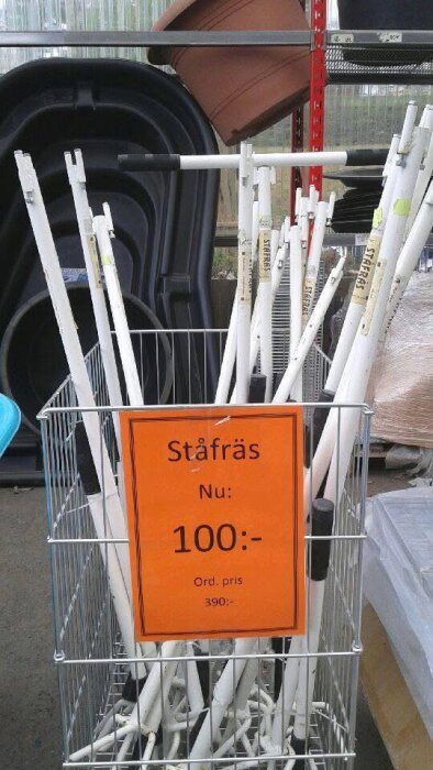 En metallkorg fylld med ståfräsverktyg till salu för 100 kr, nedsatt från 390 kr, i en butiksmiljö.