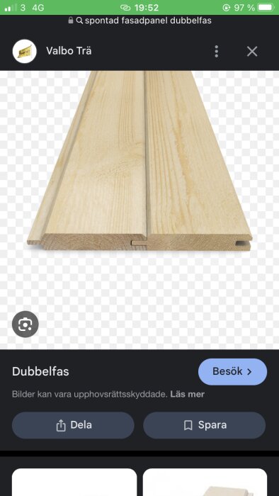 Spontad fasadpanel av trä med dubbelfasprofil på vit bakgrund.