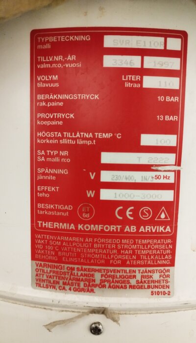 Etikett på varmvattenberedare visar modell SVR E110 R, 110 liter, 230/400 V, 1000-3000 W, från Thermia Komfort AB.