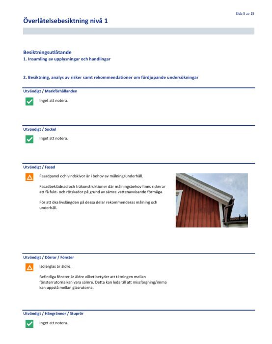 Besiktningsprotokoll med bild av ett rött trähus med vita vindskivor; fasaden och vindskivor bedöms vara i behov av målning och underhåll.