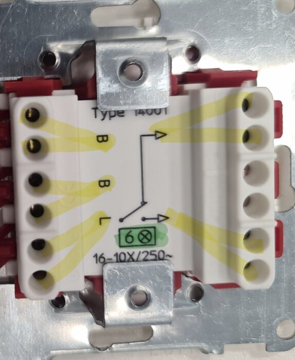 Bild på elektrisk kopplingsplint med märkningar, inklusive "Type 14001" samt symboler och siffror som indikerar trappströmbrytare, typ "6".
