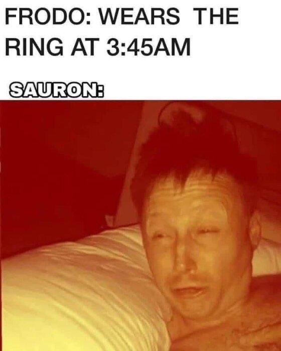Meme med texten "Frodo: Wears the ring at 3:45AM" och "Sauron:" följt av en bild på en man som vaknar, överexponerad i rödtoning.