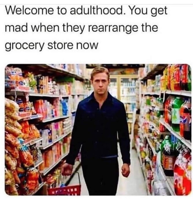 Person går i en mataffär med hyllor fyllda av varor, och en text ovan lyder: "Welcome to adulthood. You get mad when they rearrange the grocery store now.