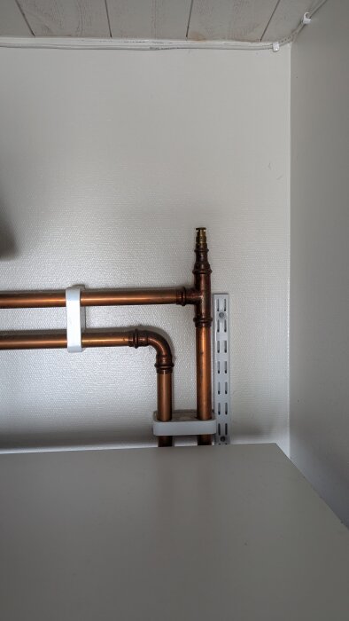 Kopparrör och rörkopplingar i en Nibe F1245 bergvärmepumpsinstallation.