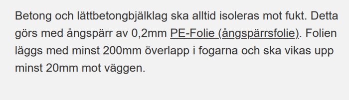 Text om att betong och lättbetongbjälklag ska isoleras mot fukt med 0,2mm PE-folie, som viks upp 20mm mot väggen.