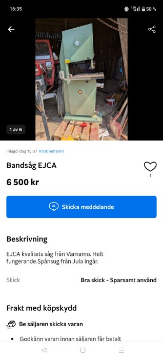 Grön bandsåg av märket EJCA står i en verkstad, omgiven av verktyg och utrustning.
