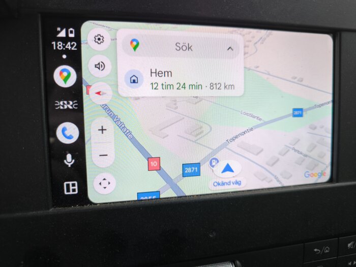 Bilens GPS visar en rutt hem på 812 km och 12 timmar och 24 minuter. Skärmen har ikoner för kartor och ljudkontroller.
