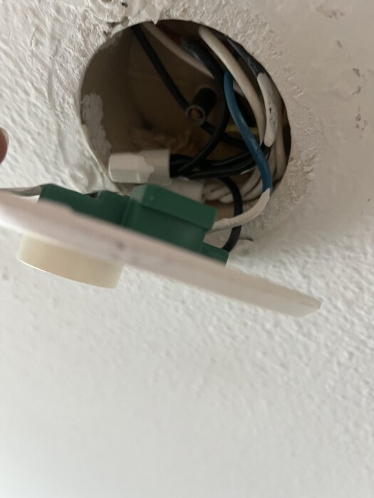 Takdosa med elkablar synliga i betongtak, förberett för installation av kristallkrona på 20 kg.