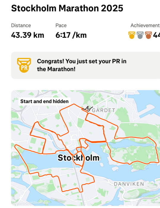 Karta över Stockholm med markerad maratonrutt från Stockholm Marathon 2025; distans 43,39 km och snittempo 6:17/km, nytt personligt rekord.