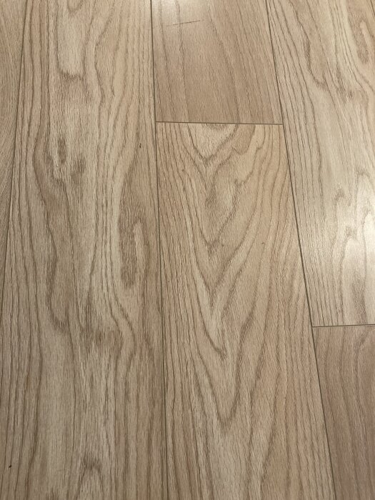 Ljust ek-laminatgolv från Ikea, märket Tundra, med träådringsmönster.