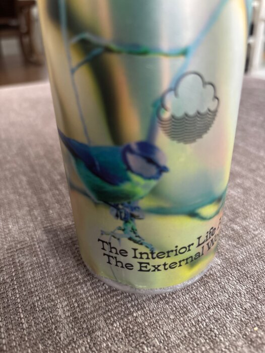 Burk med logotyp av Cloudwater och en illustration av en fågel. Texten "The Interior Life, The External World" syns på burken.
