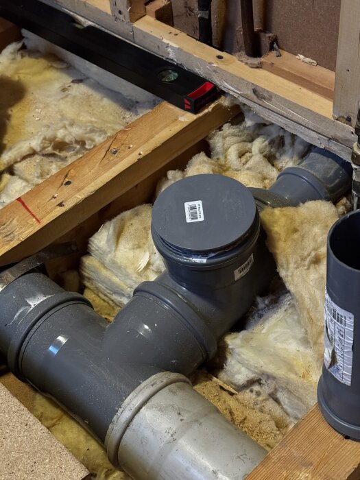 Golv och avloppsrör vid renovering med isolering och ett mäthjul, diskussion om avloppets höjd för golvvärme och flytspackel.