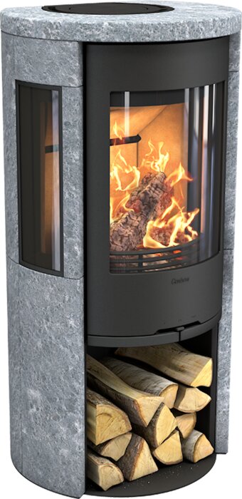 Skorsten i sten och glas med eld i, vedförvaring nederst, används i tråd om renovering med golvvärme och golvbyte runt kaminen.