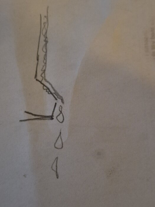 Skiss av platonmatta vid husgrund med markeringar och droppar som indikerar vattenflöde ner längs sidan över sulan.