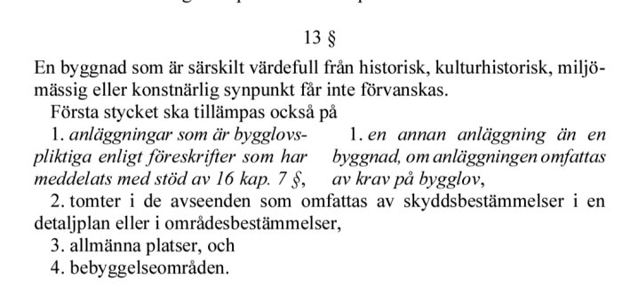 Bild av en juridisk text som beskriver regler för skydd av värdefulla byggnader, inklusive bestämmelser om bygglov och bebyggelseområden.