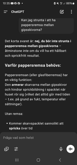 Text från en chatt om vikten av att använda papperstape mellan gipsskivor för att undvika sprickor i skarvspackel.