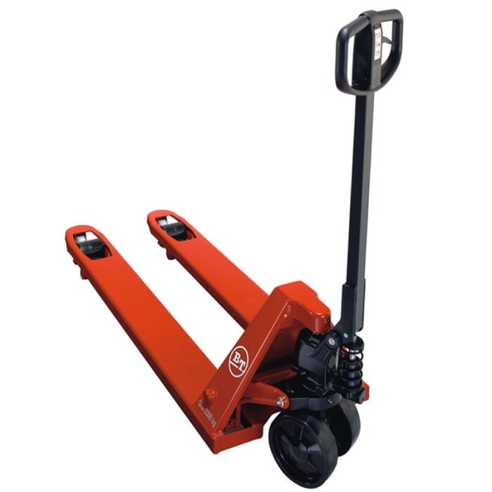 Röd pallyftare, även känd som handtruck eller gaffelvagn, med svart handtag.