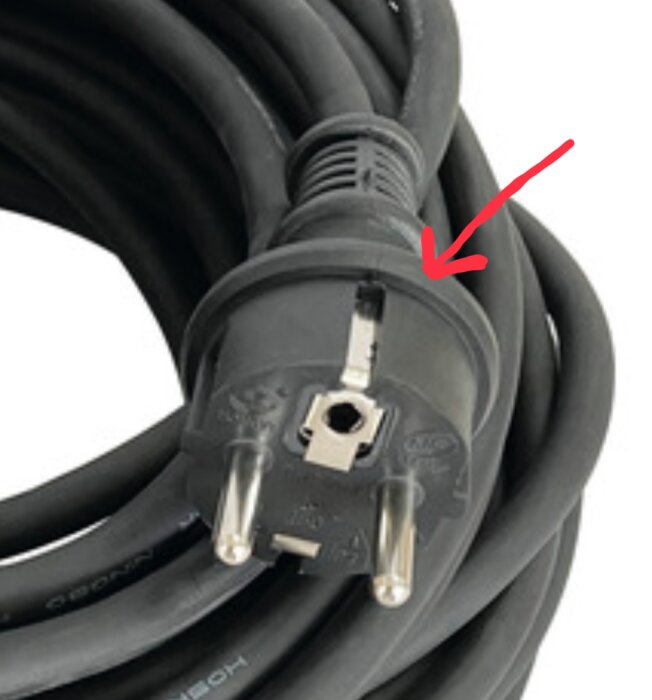 Förlängningskabel med fläns runt stickproppen markerad med en röd pil, visar hur den tätar vid inkoppling.