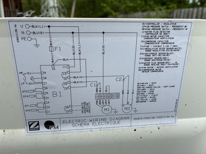 Elektriskt ledningsschema för poolvärmepump med markeringar för olika sensorer, inklusive en defrostergivare märkt ST3.