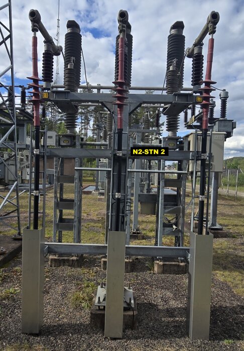 Elstation med 40 kV kabeländavslut, ventilavledare och brytare vid samlingsskena A40, visar robust elektrisk och mekanisk konstruktion.