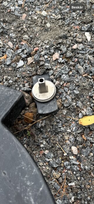 Sensor placerad på grusmark.