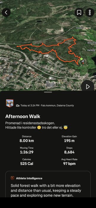 Satellitkarta över Falu kommun med en orange linje som visar en promenadrutt i skogen; information om avstånd och kaloriförbrukning visas.