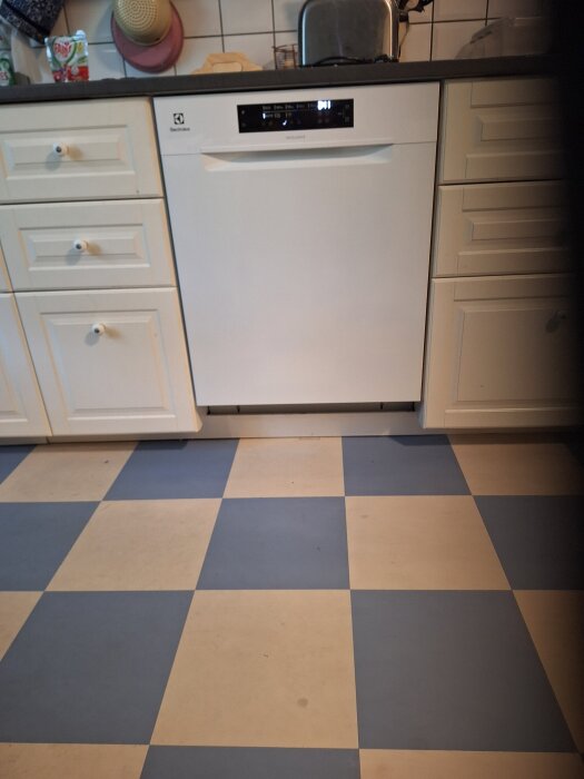 Diskmaskin i ett 10 år gammalt Ikea Bodbyn-kök, från Electrolux, med lucka som är lägre än intilliggande skåpsluckor.