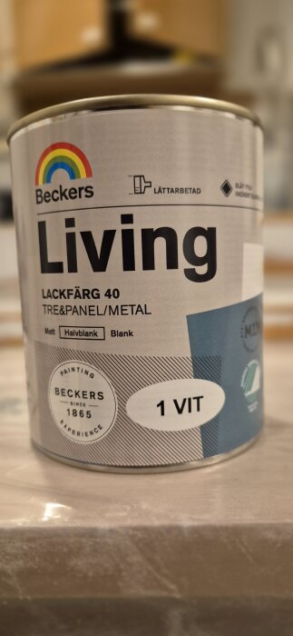 Burk med Beckers Living lackfärg, halvmatt vit, för trä- och metallytor.