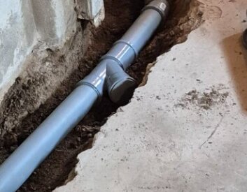 Rörinstallation i golv, med sidogren.