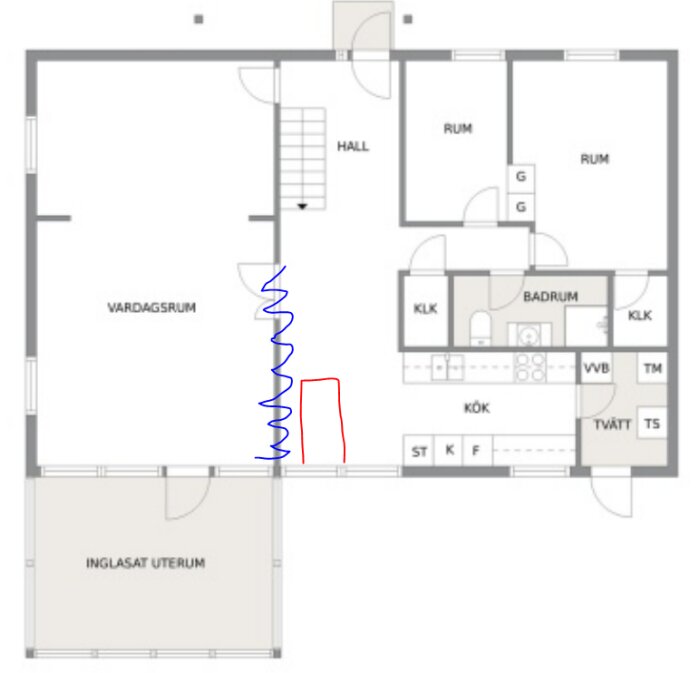 Planskiss över 70-talshus med markerad blå vägg som ska tas bort och röd plats för eventuell köksö. Stora rum för vardagsrum och inglasat uterum.