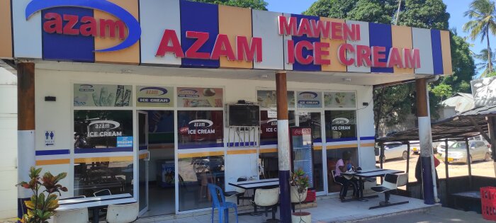 Azam Ice Cream-butik med uteservering och belysning i ankelhöjd.
