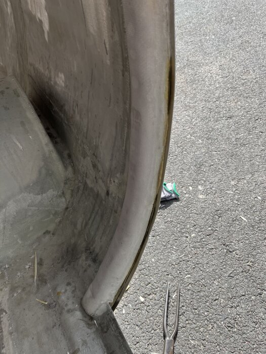 Fordonets innerdörr med förstärkningar av glasfiber och XPS. Verktyg ligger på marken under dörröppningen.