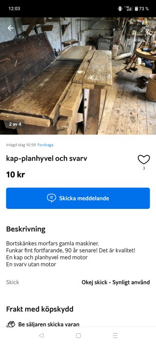 Gammal snickarverkstad med träbänkar och gamla maskiner, inklusive en kap- och planhyvel, i ett slitet arbetsutrymme.