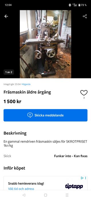 Äldre remdriven fräsmaskin inomhus, omgiven av verktyg och utrustning i en verkstadsmiljö, säljes i befintligt skick.